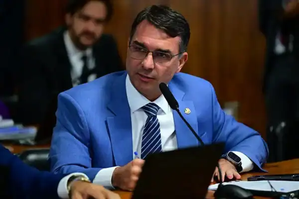 Flávio Bolsonaro poderá ficar inelegível após ação de Moraes; entenda