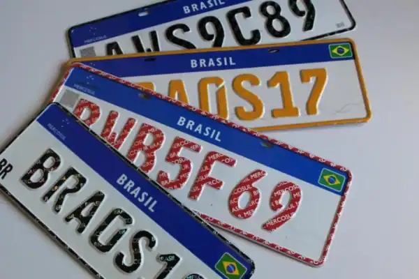 Placas podem voltar a mostrar cidade e estado após aprovação na Câmara