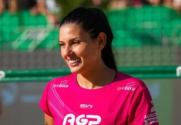 Ana Castela assina ‘documento’ de fã sem perceber e repercute nas redes