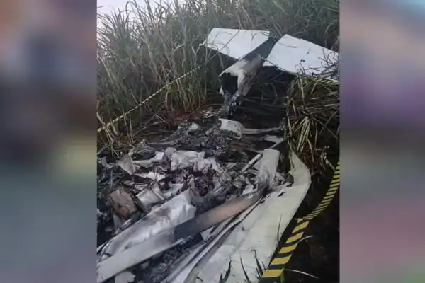 Piloto morre carbonizado em queda de avião no interior de SP