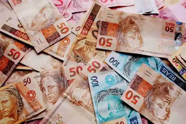 Metade dos brasileiros convive com dívidas financeiras, revela Datafolha