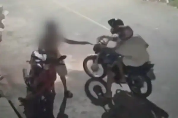 Vídeo: homem reage a assalto e recupera celular dos criminosos
