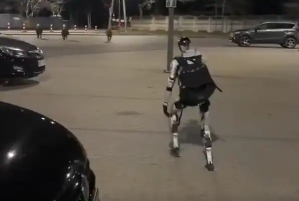 Robô humanoide Unitree G1 é flagrado afugentando javalis nas ruas de Varsóvia