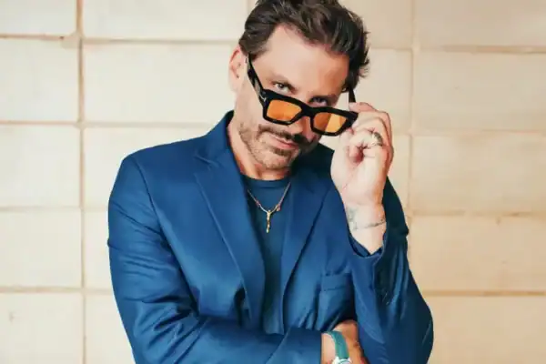 Henri Castelli retorna à final do BBB 26 e é alvo de brincadeira de Tadeu Schmidt