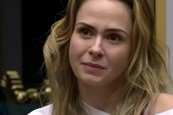 Ana Paula se emociona ao reencontrar a família: ‘Como vocês estão aguentando’