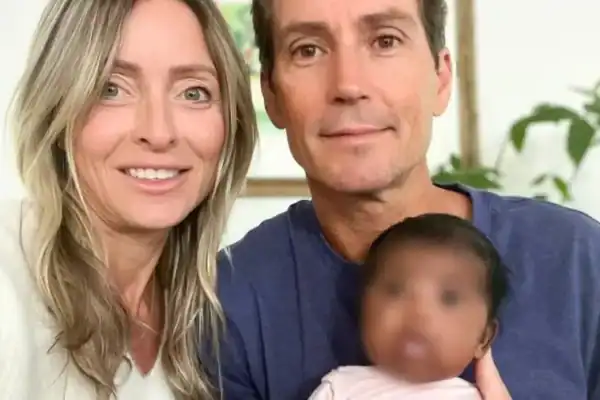 Casal branco processa clínica após bebê nascido por fertilização revelar origem asiática