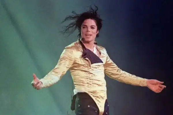 Luva icônica de Michael Jackson vai a leilão nos EUA e pode atingir valor milionário