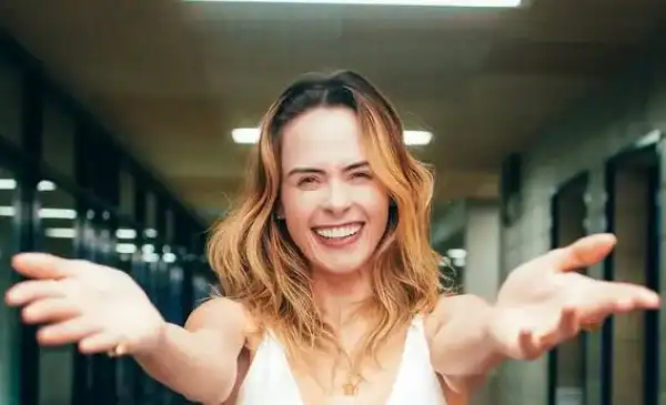 Ana Paula reage após ser impedida pelos fãs de tomar chopp; veja vídeo