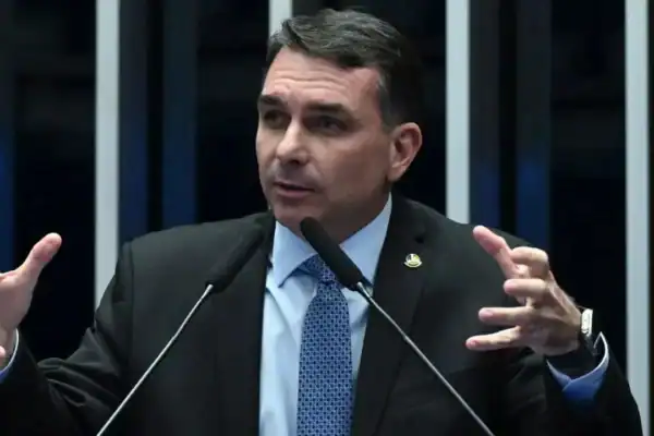 Flávio Bolsonaro avalia indicar irmãos para ministérios em eventual governo