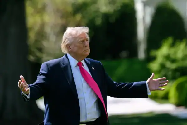 Donald Trump divulga imagem com arma e intensifica tom contra o Irã