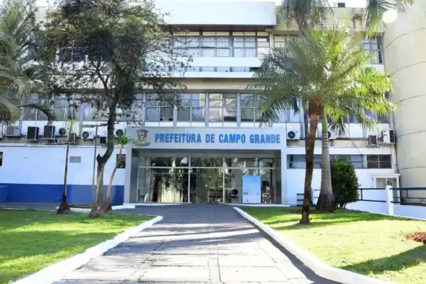 Adriane Lopes sanciona lei que limita uso de banheiros femininos por mulheres trans