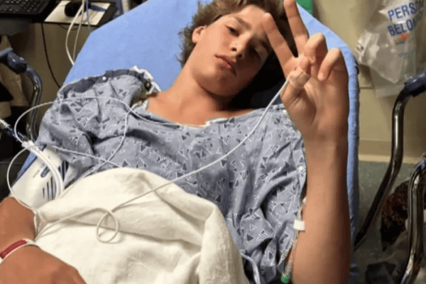 Adolescente tem quadril esmagado por jacaré, luta contra o animal e ainda consegue ligar para a emergência