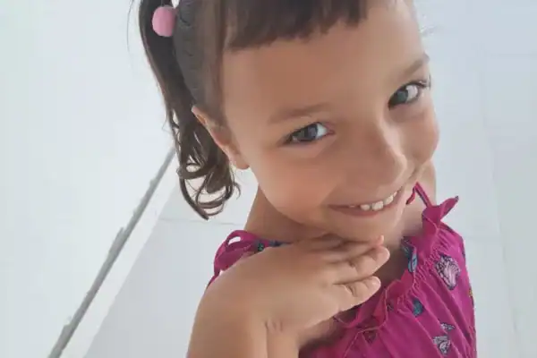 Menina morta pela mãe e padrasto foi enterrada viva no quintal, aponta IML