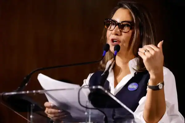 Janja viaja mais da metade do ano para fora do país e gasta milhões do dinheiro público