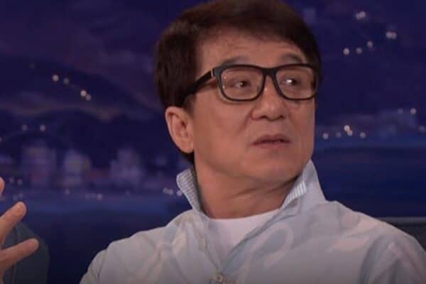 Jackie Chan remove a filha do testamento após ela se casar com outra mulher
