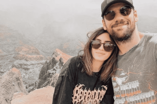 Vocalista de banda de metal termina casamento de 14 anos, se declara gay e ex desabafa: “Difícil de entender”
