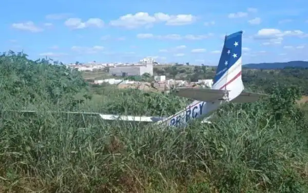 Falha no motor obriga pouso de avião em área urbana de Pará de Minas