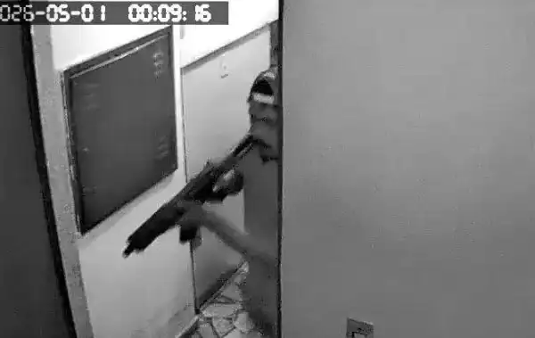 Integrantes do Comando Vermelho invadem comunidade e trocam tiros após operação policial
