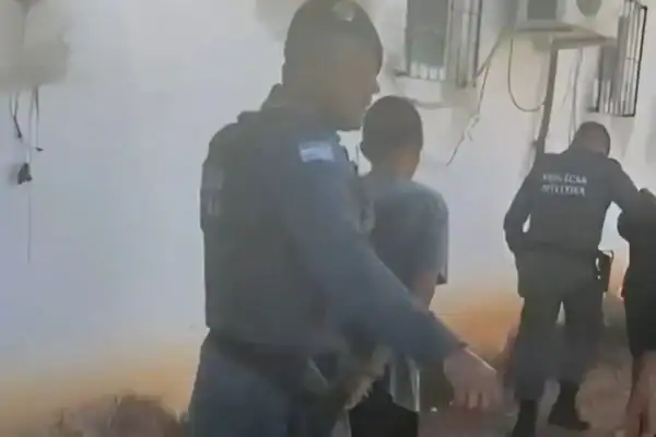 Mulher finge morte para escapar após ser brutalmente espancada por denunciar tráfico