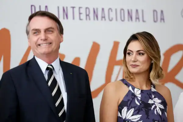 Michelle Bolsonaro atualiza estado de saúde de Bolsonaro após cirurgia no ombro