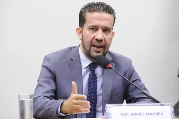 Janones sugere que Lula se afaste do cargo até o fim do mês para mobilização nacional