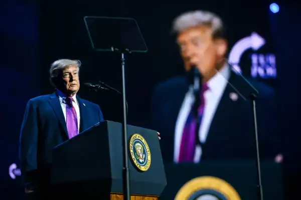 Governo dos EUA divulga novas imagens de atirador invadindo jantar de Trump
