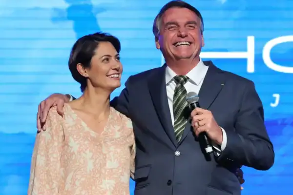 Michelle Bolsonaro diz que ex-presidente evolui bem, mas está chateado após cirurgia