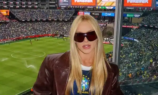 Virginia Fonseca é flagrada dançando com cantor em show; confira vídeo