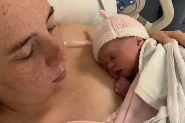 Mulher é desmascarada nas redes após matar filha de 19 dias