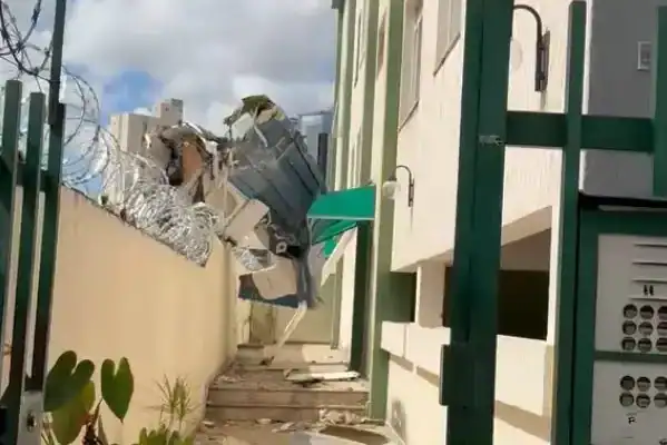 Prédio residencial em BH mostra danos após ser atingido por avião