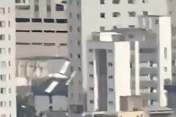 Registro do instante em que avião de pequeno porte colide com prédio em BH