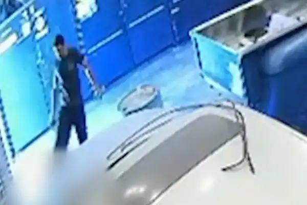 Vaza vídeo que mostra funcionário matando patrão a facadas em oficina
