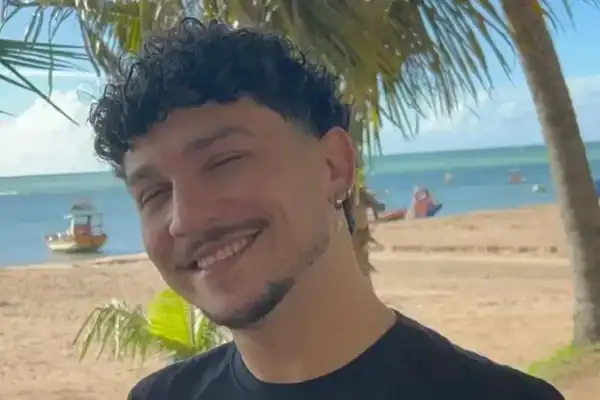 Cabeleireiro de 34 anos morre em viagem com a família após ingerir caranguejo em Alagoas