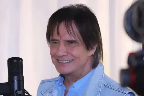 Mulher afirma ser filha de Roberto Carlos e pede exame de DNA