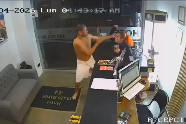 Câmeras de segurança mostram turista espancando recepcionista após recusa relação