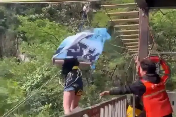 Chocante vídeo revela queda de adolescente de 16 anos de balanço em penhasco