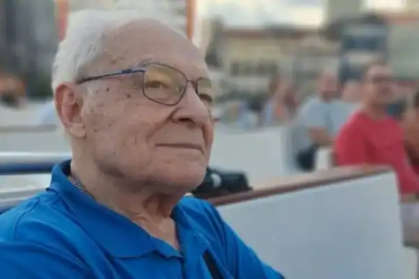 Othon Bastos, de 92 anos, adia compromissos após romper tendão na perna