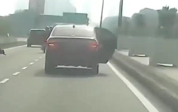 Mulher se lança de carro em movimento após desconfiar de motorista de aplicativo