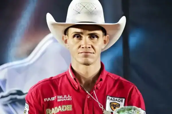 Peão morre pisoteado por touro durante rodeio; veja
