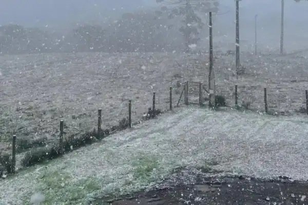 Chuva congelada surpreende moradores em São José dos Ausentes no RS