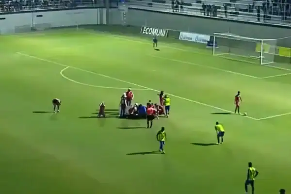 Atacante Romario da Silva sofre fratura exposta em partida de futebol