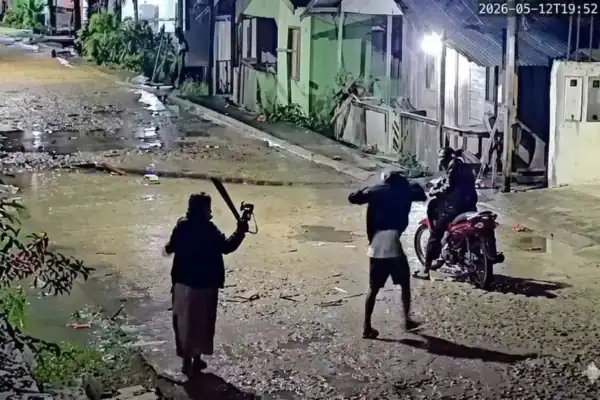 Vídeo mostra mulher usando sombrinha para afastar assaltantes e evitar roubo