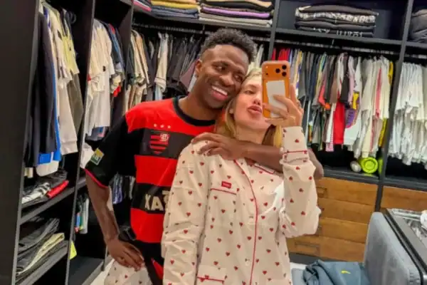 Mensagem de outra mulher no celular de Vini Jr. teria provocado término com Virginia Fonseca