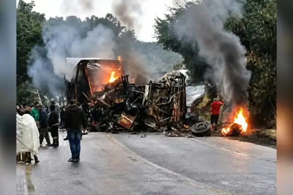 Vídeos mostram colisão entre ônibus e carreta na BR-251 que deixou oito mortos