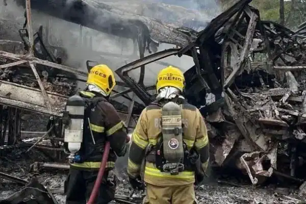 Ônibus e carreta entram em chamas após colisão e deixam pelo menos 8 mortos em MG