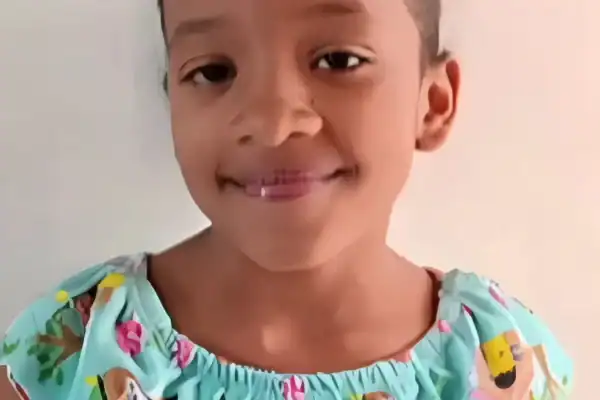 Tia diz que menina morta após ser jogada em piscina pediu para não ser empurrada