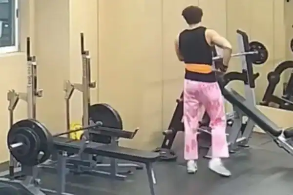 Homem quase esmagado por barra de 145 kg em academia após erro no supino