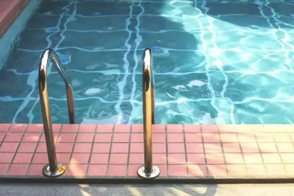 Menina de 11 anos morre após ser arremessada em piscina por adolescente