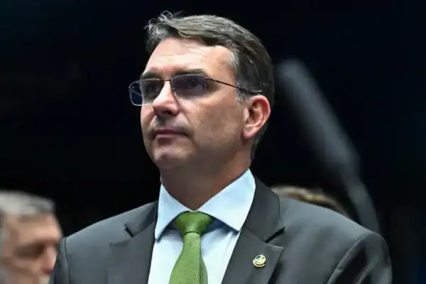 Foto de Flávio Bolsonaro na Casa Branca teria sido gerada por IA?
