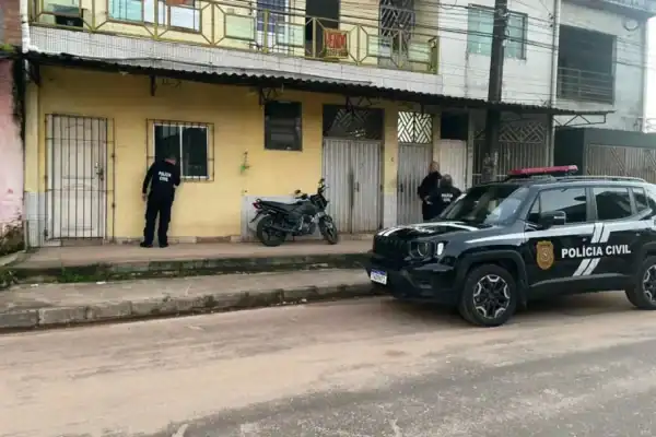 Idosa perde R$ 60 mil ao ser enganada por falso cantor americano